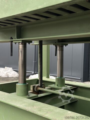 SIMI 300x130 厘米多层搁板式压机 SIMI