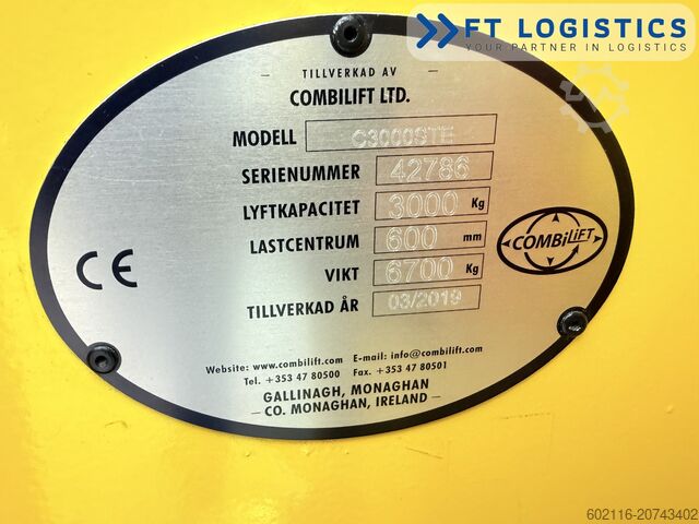 Carrello elevatore a quattro direzioni Combilift C3000STE TRIPLEX WIDE POSITIONER CABIN