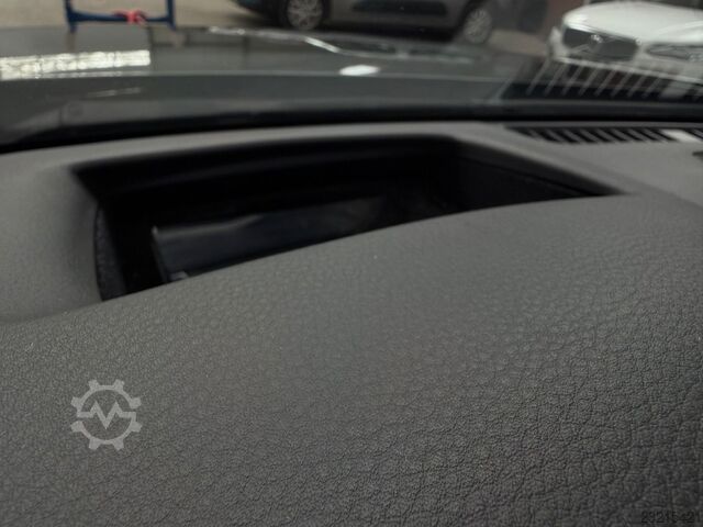 Skåpbil MAZDA 3 2.0 SKYACTIV-X M-Hybrid Navi Motor Defekt !!