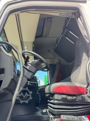 Bīstamo materiālu kravas automašīna VOLVO FH 500 * GLOBEBETROTTER * ADR*KIPPHYD*STANDKLIMA