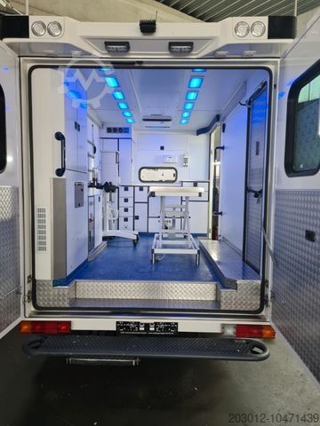 Camion de pompiers MERCEDES-BENZ RTW / Tierrettung / Tierarzt / OP