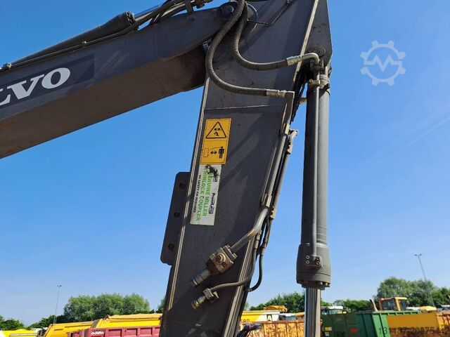 حفارة زاحفة Volvo EC 220 EL