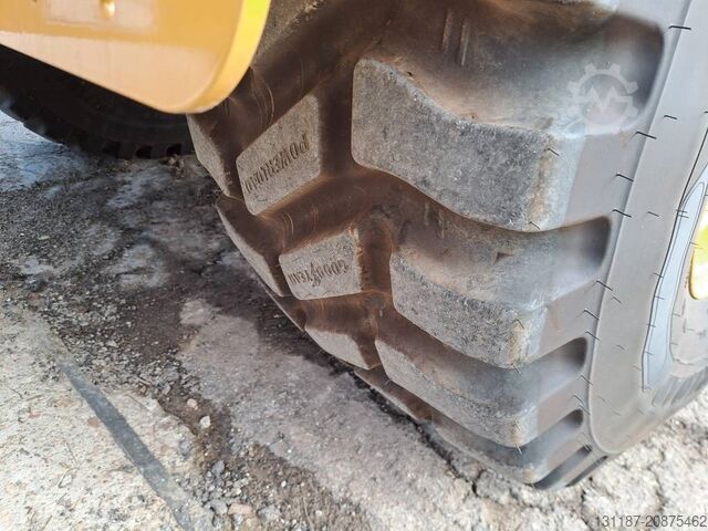 Wheel loader CAT 906 (Bucket+Forks)