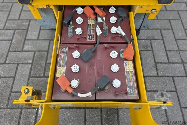 Thang máy cắt kéo Haulotte Compact 8 As-Is, Electric, 8.2m Working Height, 35