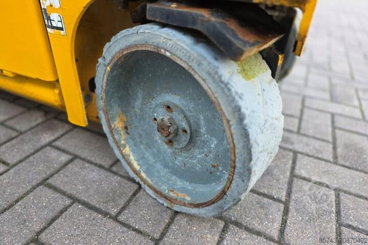 Thang máy cắt kéo Haulotte Compact 8 As-Is, Electric, 8.2m Working Height, 35