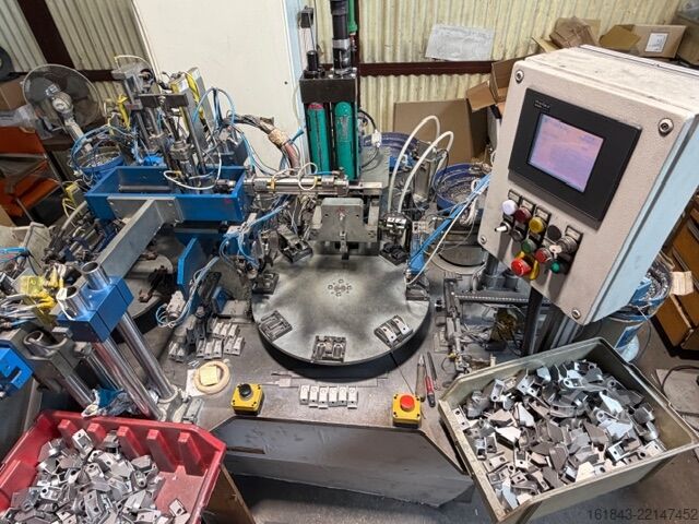 Roboter zur Montage von Eckverbindern an Aluminiumprofilen Cosberg Tavola Rotante