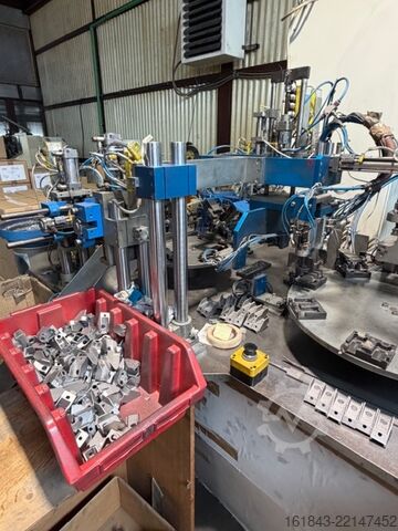 Roboter zur Montage von Eckverbindern an Aluminiumprofilen Cosberg Tavola Rotante