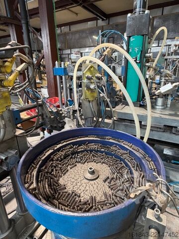 Roboter zur Montage von Eckverbindern an Aluminiumprofilen Cosberg Tavola Rotante