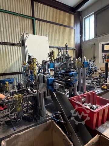 Roboter zur Montage von Eckverbindern an Aluminiumprofilen Cosberg Tavola Rotante