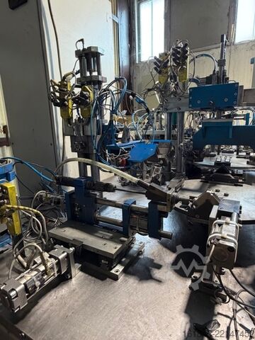 Roboter zur Montage von Eckverbindern an Aluminiumprofilen Cosberg Tavola Rotante