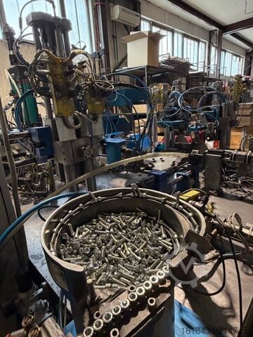 Roboter zur Montage von Eckverbindern an Aluminiumprofilen Cosberg Tavola Rotante