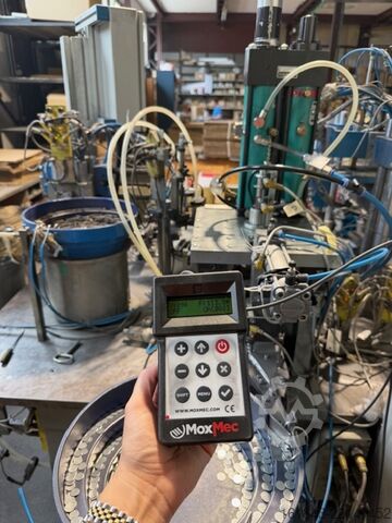 Roboter zur Montage von Eckverbindern an Aluminiumprofilen Cosberg Tavola Rotante