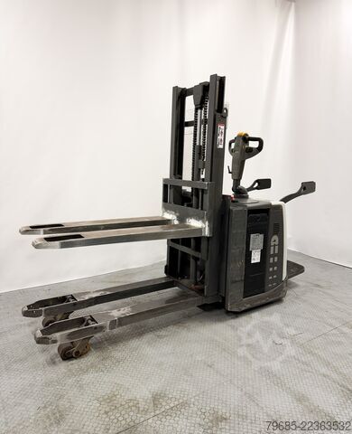 Reach stacker Atlet PDP200