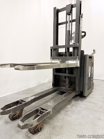 Reach stacker Atlet PDP200