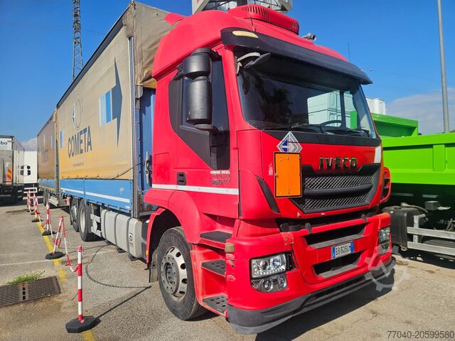 有平板和防水布的卡车 Iveco Stralis AT260S46 Y/PS