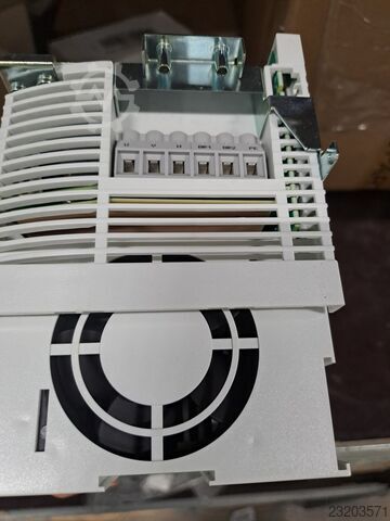 Penukar Frekuensi Vektor E82EV402K4C 4kW 320...526V IP20 Lenze E82EV402_4C