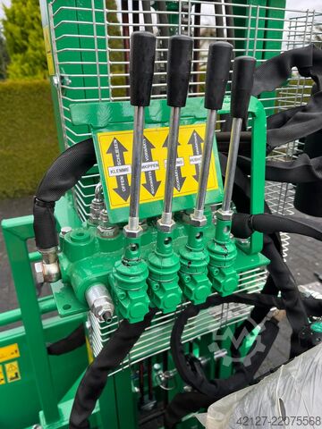 Traktor mit Heckstapler + Bodenfräse Fieldtrac 918 D