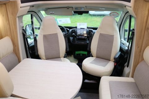 Daļēji integrēta kemperis Eura Mobil Profila T 720 EB