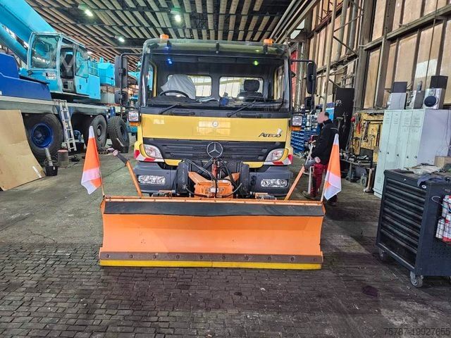 Abrollkipper MERCEDES-BENZ 1518 Haken mit Winterdienst + Kehrausrüstung kom
