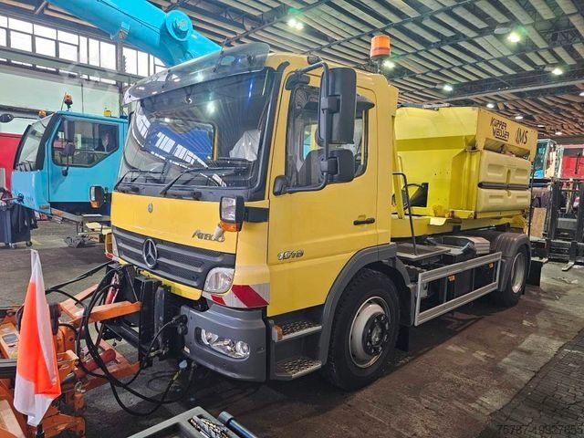 Abrollkipper MERCEDES-BENZ 1518 Haken mit Winterdienst + Kehrausrüstung kom