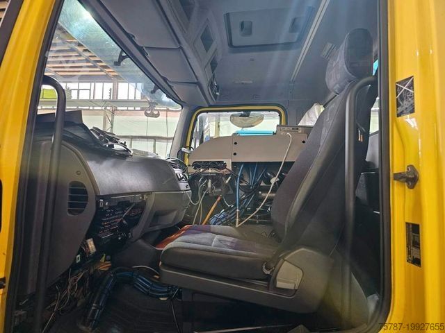 Abrollkipper MERCEDES-BENZ 1518 Haken mit Winterdienst + Kehrausrüstung kom