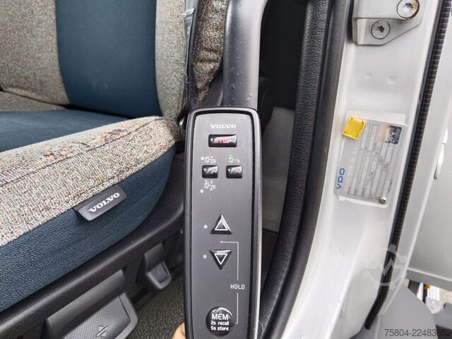 Tenteli düz yataklı kamyon Volvo FL 240