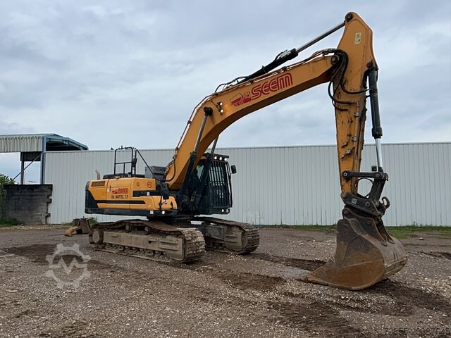Excavadora sobre orugas Hyundai HX300 NL with a bucket and ripper