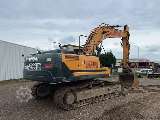 Beltegraver Hyundai HX300 NL with a bucket and ripper