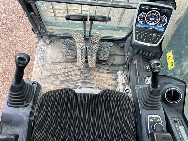 Beltegraver Hyundai HX300 NL with a bucket and ripper