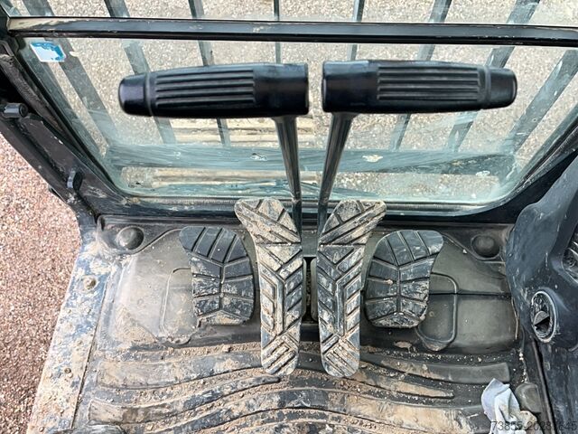 Beltegraver Hyundai HX300 NL with a bucket and ripper