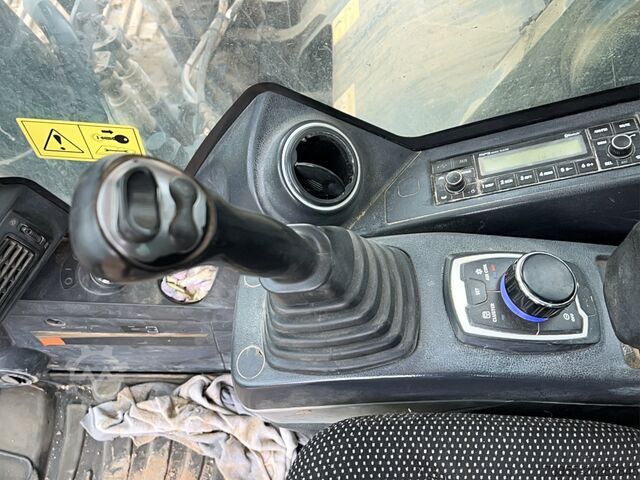 Beltegraver Hyundai HX300 NL with a bucket and ripper