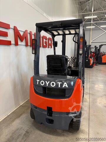 رافعة شوكية Toyota 10979 - 02-8FGL15