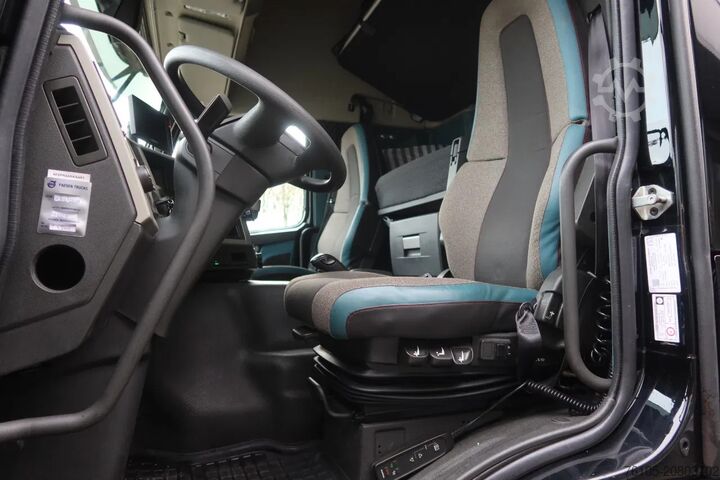 スーツケース Volvo FM 330 Bakwagen + Laadklep DHollandia 2000 kg