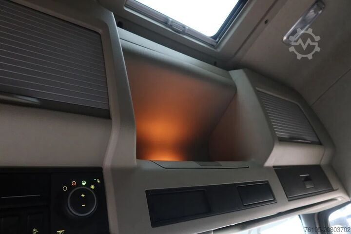 スーツケース Volvo FM 330 Bakwagen + Laadklep DHollandia 2000 kg