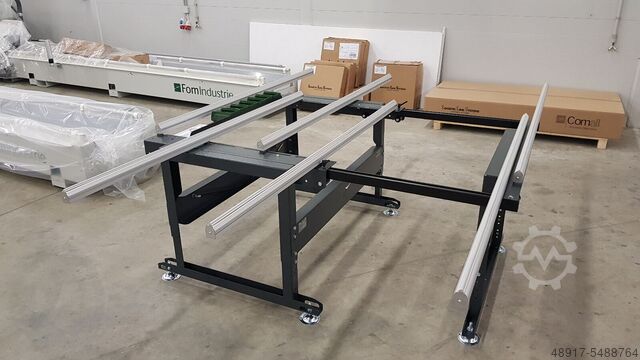 Assembly table with adjustable bars 