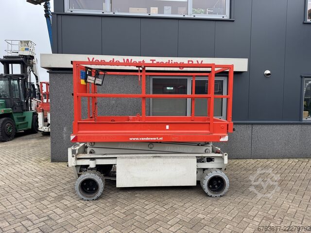Holland-Lift Y 64 EL 14 剪叉式升降机 / 剪叉升降平台，工作高度8.4米，电动，2015年 HOLLAND-LIFT Y 64 EL 14 Schaarhoogwerker / Sciccor lift 8.4M Werkhoogte Elektrisch 2015