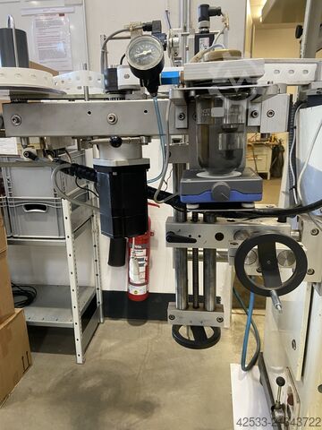 Stroj na tvarování, plnění a uzavírání sáčků Rovema VPU