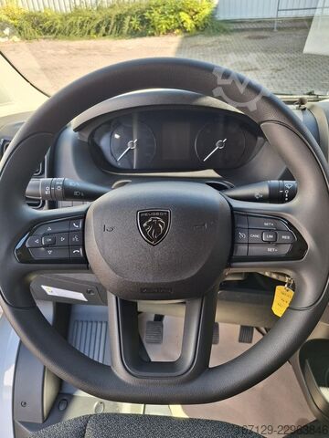 عربة تخييم CARADO CV 640 Multimedia / Diesel 90l / Markise