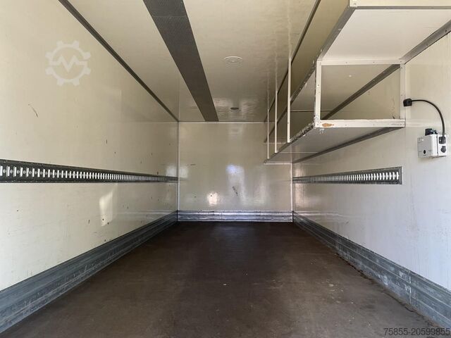 スーツケース Volvo FL240 Closed Box / Loading Lift / 157.000 KM