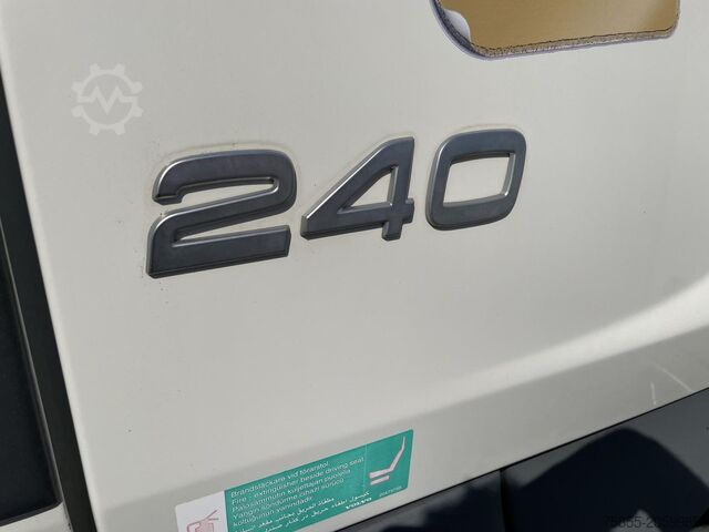 スーツケース Volvo FL240 Closed Box / Loading Lift / 157.000 KM