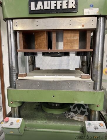Hydraulic press – year of manufacture 1994 Lauffer VSK 0125