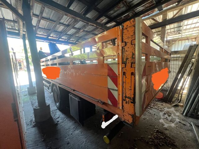 Ladbil med lad MERCEDES-BENZ LK 1324 6 Zylinder*Hiab 102 kran*OM 366Schalter*