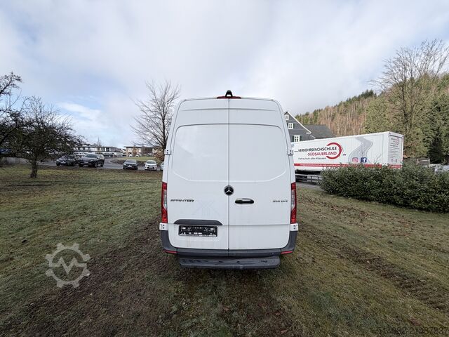 รถตู้ตู้ทึบ Mercedes-Benz Sprinter 214