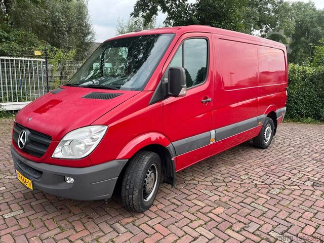 Tovornjak z zabojnikom Mercedes-Benz Sprinter 313 CDI L2H1
