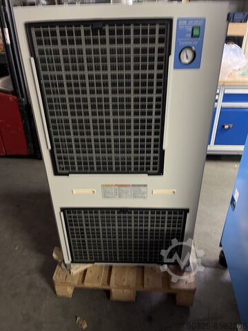 Compressed air refrigeration dryer