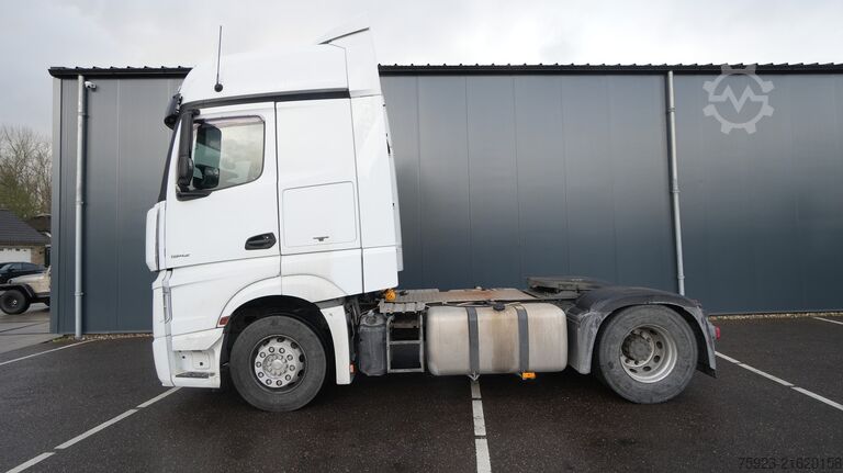 Standard-SZM Mercedes-Benz Actros 1942 tractor unit with broken engine