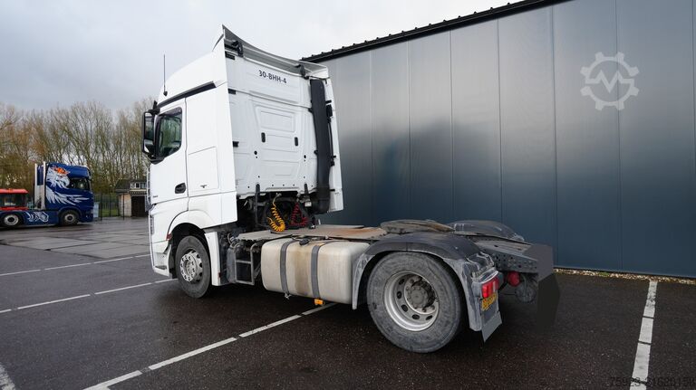 Standard-SZM Mercedes-Benz Actros 1942 tractor unit with broken engine