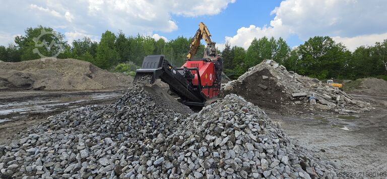 履带式移动颚式破碎机 Red Rhino 7000 jaw crusher