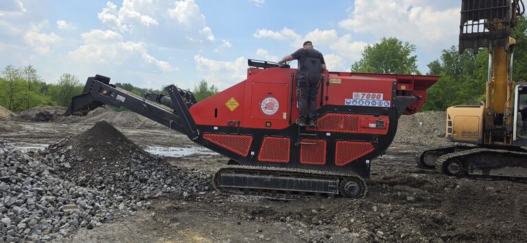 履带式移动颚式破碎机 Red Rhino 7000 jaw crusher