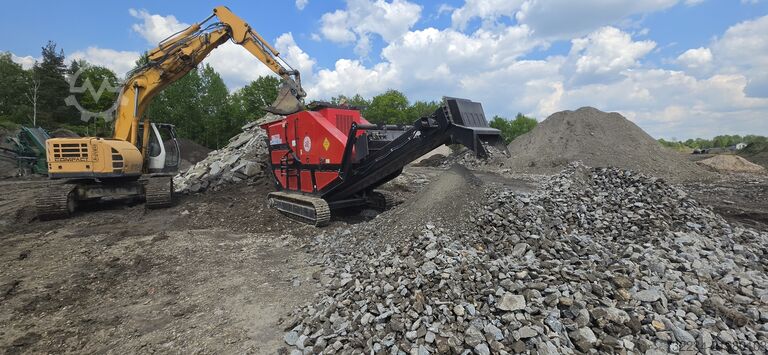 履带式移动颚式破碎机 Red Rhino 7000 jaw crusher